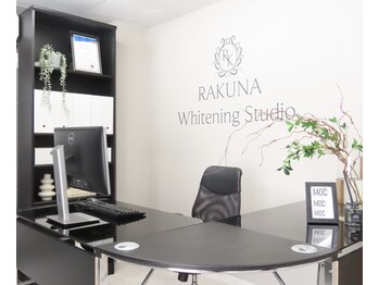 〈ホワイトニング専門医提携〉RAKUNAホワイトニングスタジオ/受付/カウンター