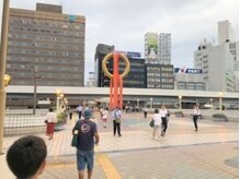 オレンジのリングのモニュメント方向へ進みます。