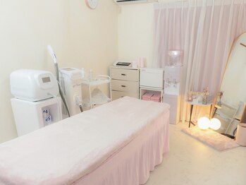 アクア(Aqua)/白とピンクを基調とした施術部屋