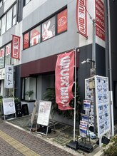 ビーラボ なかもず店/mini miniさんの看板のあるビル
