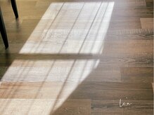 レア(le‘a)の雰囲気（自然光が優しく差し込む店内）
