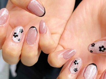 ブエノスカリン(Buenos Karin)の写真/【角度で変わる輝き＆うるツヤ透明感】ブラックフラワーでトレンド初夏ネイル/初回オフ無料