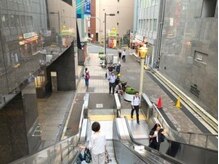 エスカレーターを下って道なりに50mほど進みます。