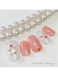 キュートな押し花ネイル