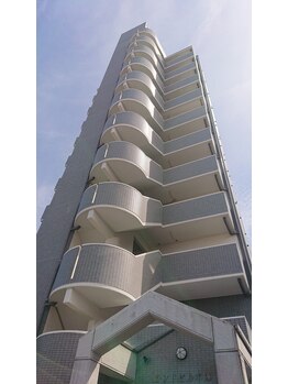 yplaceドライヘッドスパ/肩こり/リンパ/オイルマッサージ/グレーのマンションです