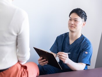 リベルタ鍼灸整骨院 なんば店(Liberta鍼灸整骨院)の写真/仕事やスマホで肩も首もガッチガチ！眼精疲労を根本改善！鍼が初めてでも丁寧な説明なので安心できます◎