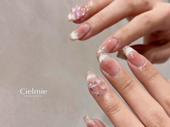 シェルミー(Cielmie)の写真/【シンプルデザイン×キラキラ×肌馴染みカラー】女性らしいモテ可愛系ネイルで指先も気分も華やかに♪