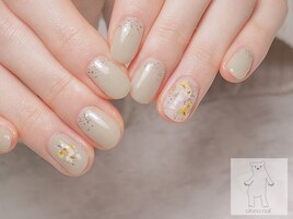 くすみグリーンの押し花ネイル