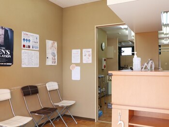 高坂駅前整骨院/明るい待合室