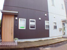 スタイリッシュな外観。右隣のギター屋さんが目印！