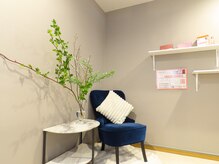 インナーグロウ 中目黒(INNER GLOW)の雰囲気（店内はグレージュ×グリーンをコンセプトがコンセプトです）