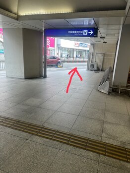 プラチナムドール 枚方店(PLATINUM DOLL)/階段を下りれば道路を右へ