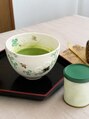 サロンヨーコ 西荻窪(SalonYoko) 施術後は一服の抹茶でほっと一息葉子なのでお茶碗も葉っぱです