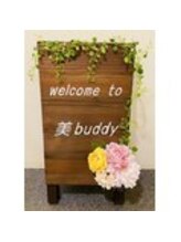 美バディ(美buddy)/階段上がると入り口に手作り看板