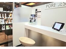 ポアレスラボ 熊本店の雰囲気（毛穴画像を見て、トラブルの説明を行いお客様に合ったコース提案）