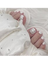 フットネイルも人気♪ハンドとの同時施術も可能！