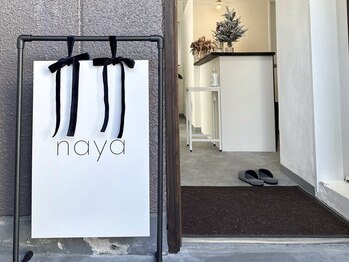 ナヤ(naya)/木の扉と看板が目印です