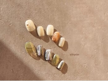 シルニー リム(Silny rim)/アシンメトリーニュアンスネイル