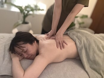 サロンドカラン(Salon de Calin)/凝り固まった背中をマッサージ
