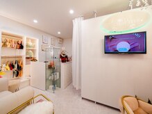 ブルームアンドチャームス(Bloom and Charms)の雰囲気（白を基調とした海外風の空間です。）
