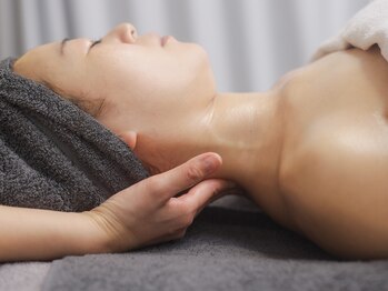 ルミライズ(lumirise)/3）デコルテマッサージ