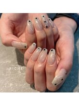 リッシュ(RICHE)/ホワイトフラッシュと星のネイル