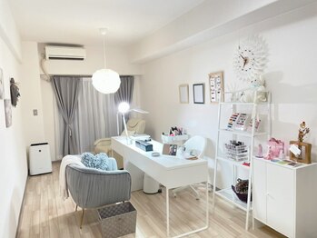 マカリナ イミ ネイル(MAKARINA Imi Nail)の写真/ママさん大歓迎のプライベート空間◎【ワンカラー¥5300】【Art10本し放題¥8200】人気のニュアンスネイルも*