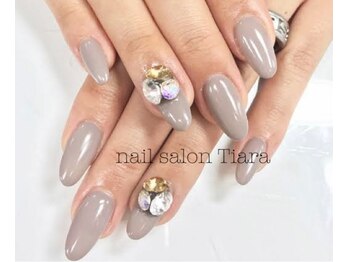 ティアラ(Tiara)/Vカットネイル