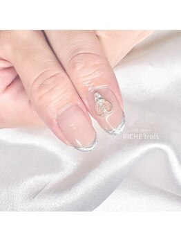 リッシュ トロワ(RICHE trois)/大人上品なシルバーラメフレンチ