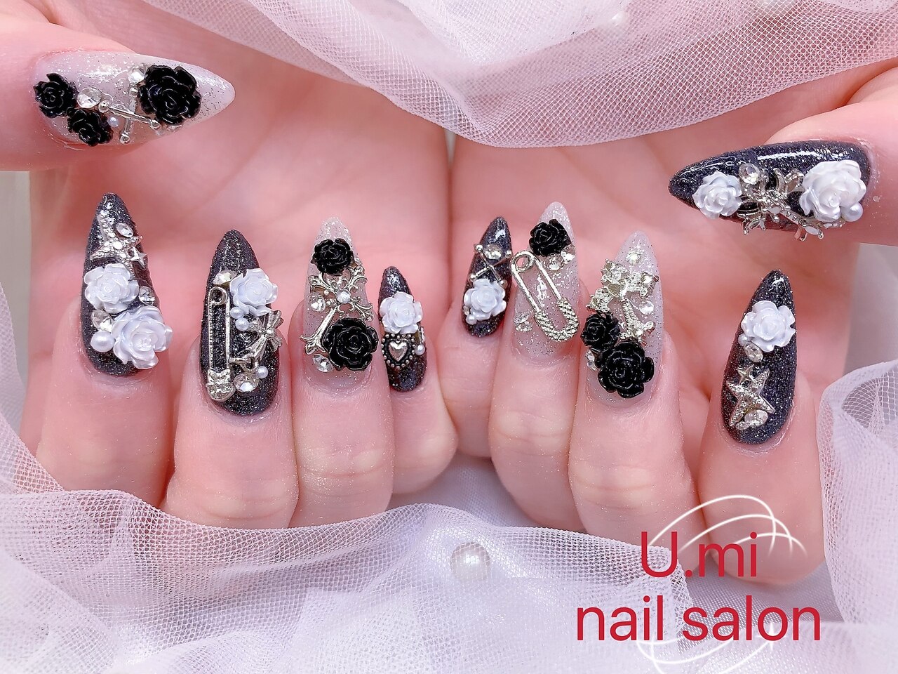 2026年冬トレンド】ブラック フラワーのネイルデザイン集｜人気順