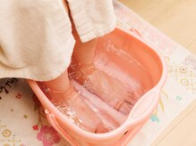 カレン リーフ サロン(Karen Leaf Salon)の雰囲気(フットバス(足浴)でアロマの香りを楽しみながら足元を温めます)