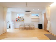 のと整体 金沢本院/明るくゆったり過ごせる待合室