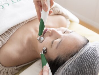 イシスビューティーの写真/特許取得のマシンで筋肉を直接刺激!目元・口元・ほうれい線まで、気になる年齢サインに徹底アプローチ◎