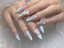 アールズネイル(R-s nail)の雰囲気（ヌードフレンチに蝶パールチャーム付き、清楚で上品な大人ネイル）