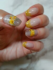 ミモザ風デザインと押し花ネイル