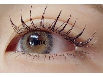 ネイルアンドスパ モンロー(MONROE)の写真/MONROEで最先端導入☆<常識を覆す新技法!LEDエクステ>グルーを硬化する次世代マツエクで圧倒的なモチを実現