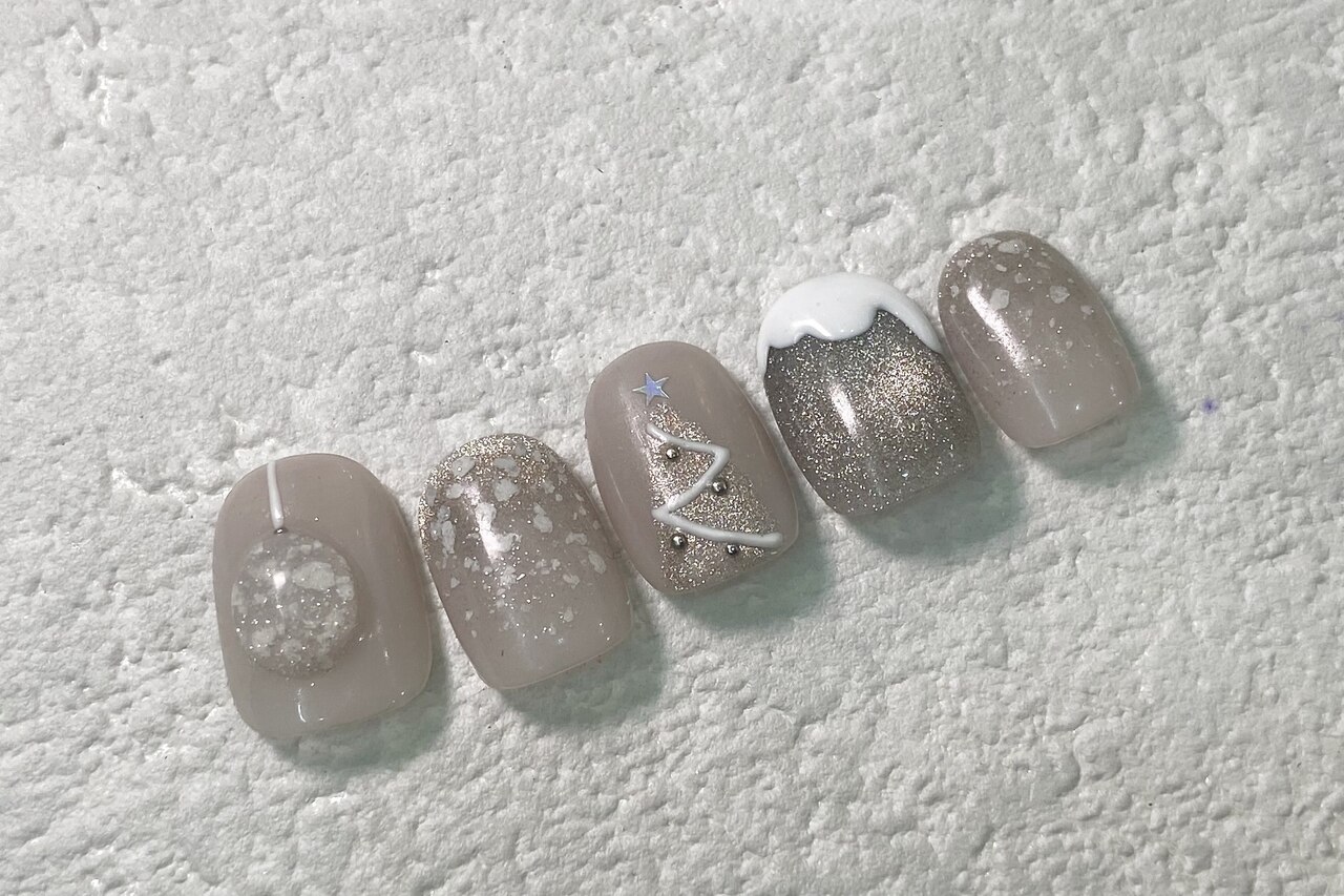 2025年-2026年冬トレンド】ニュアンス シルバーのネイルデザイン集