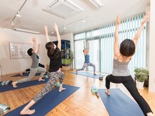 ヨガアンドボディケア スタジオ サリュ(Yoga&BodyCare Studio Salut!)の雰囲気（普段身体をなかなか動かさない方も、自分の身体に合わせられる◎）