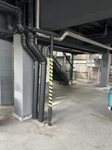 ねむりのとびら/階段は駐車場の奥に