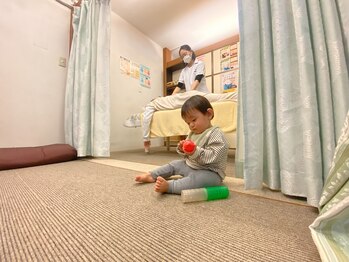 子育てママの整体サロン/施術中のお子様の様子
