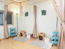 夢みるよもぎ蒸し ハーブコンシェルジュの雰囲気（清潔で広々としたよもぎ蒸しスペース。黄土よもぎ蒸し専門店）