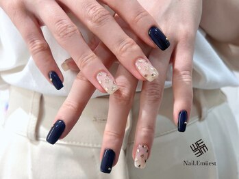 ネイル エミュスト(Nail Emuest)/ネイビー×きらきらネイル