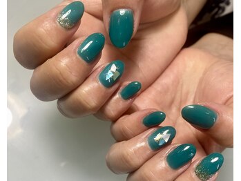 エメラルドグリーン