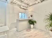 トイ(Toi)の雰囲気（白を基調にしたスッキリとしたサロンになっております）