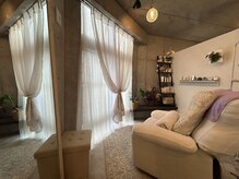 座った瞬間睡魔が襲うふかふかのソファーで施術いたします♪