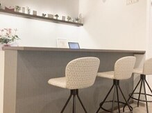 店内：白基調のおしゃれ空間☆