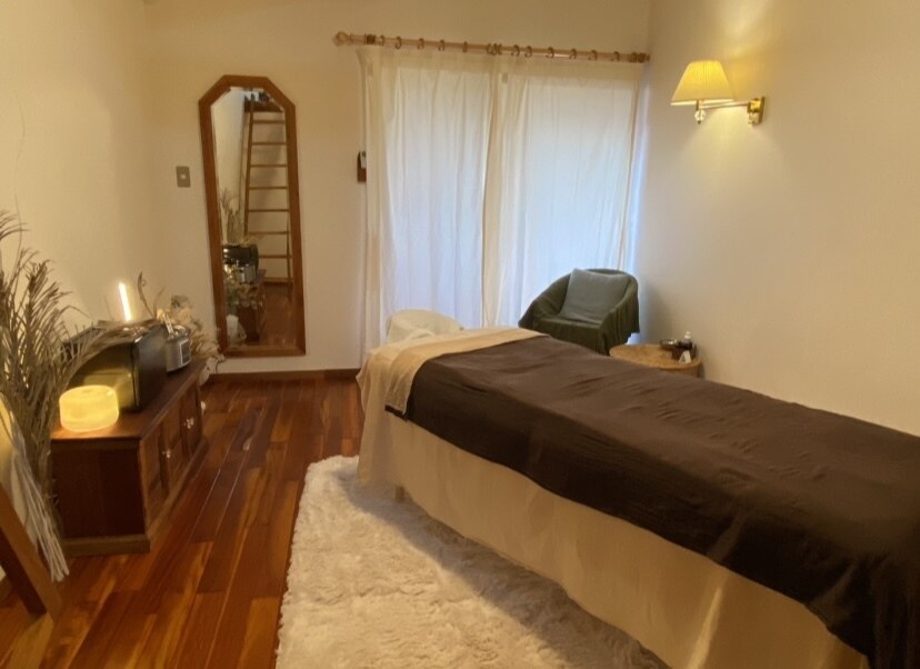 サロン内観・施術ベッド