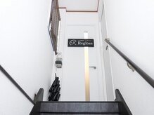 裏口から入り階段を上がって頂くと入口がございます。