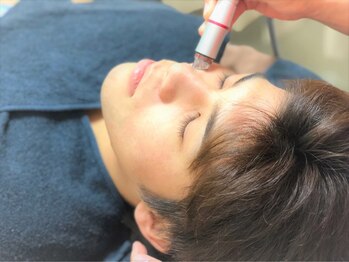プリマプリート 名駅店の写真/肌が変わると人生も変わる！毛穴詰まり/黒ずみ/開き毛穴の悩みはハイドロスキンフェイシャルで汚れ徹底除去