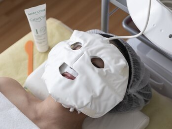 イシスビューティーの写真/温熱ウォームマスクで毛穴スッキリ!皮脂汚れ改善、血行促進&高保湿で頬や小鼻の毛穴の開きを整えます。